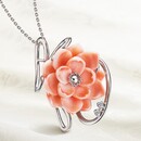 ＜弥栄の舞妃蓮＞手彫り宝石珊瑚の純プラチナ宝飾ペンダント